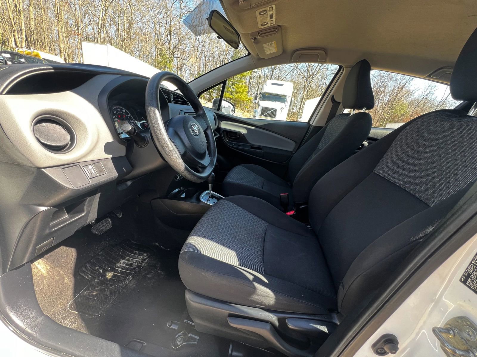 Used 2016 Toyota Yaris L image 9