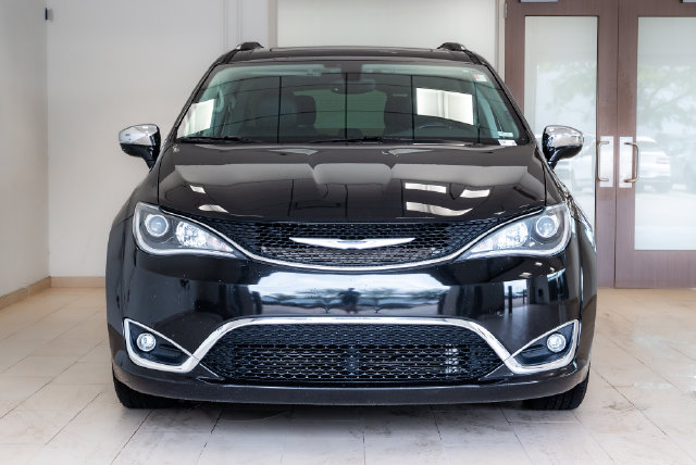 Used 2019 Chrysler Pacifica Limited FWD image 3