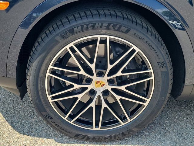Used 2024 Porsche Cayenne AWD/4WD image 10