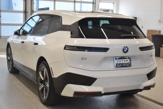 Used 2023 BMW iX xDrive50 w/ Sport Package AWD/4WD image 10