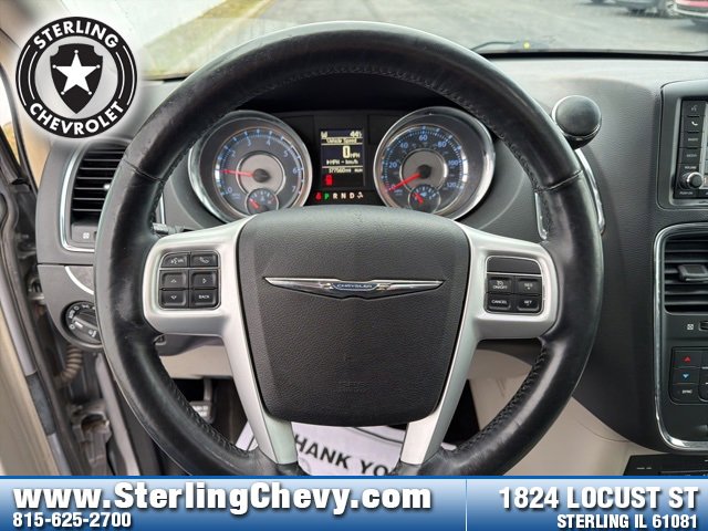 Used 2015 Chrysler Town & Country Touring-L w/ Driver Convenience Group image 16