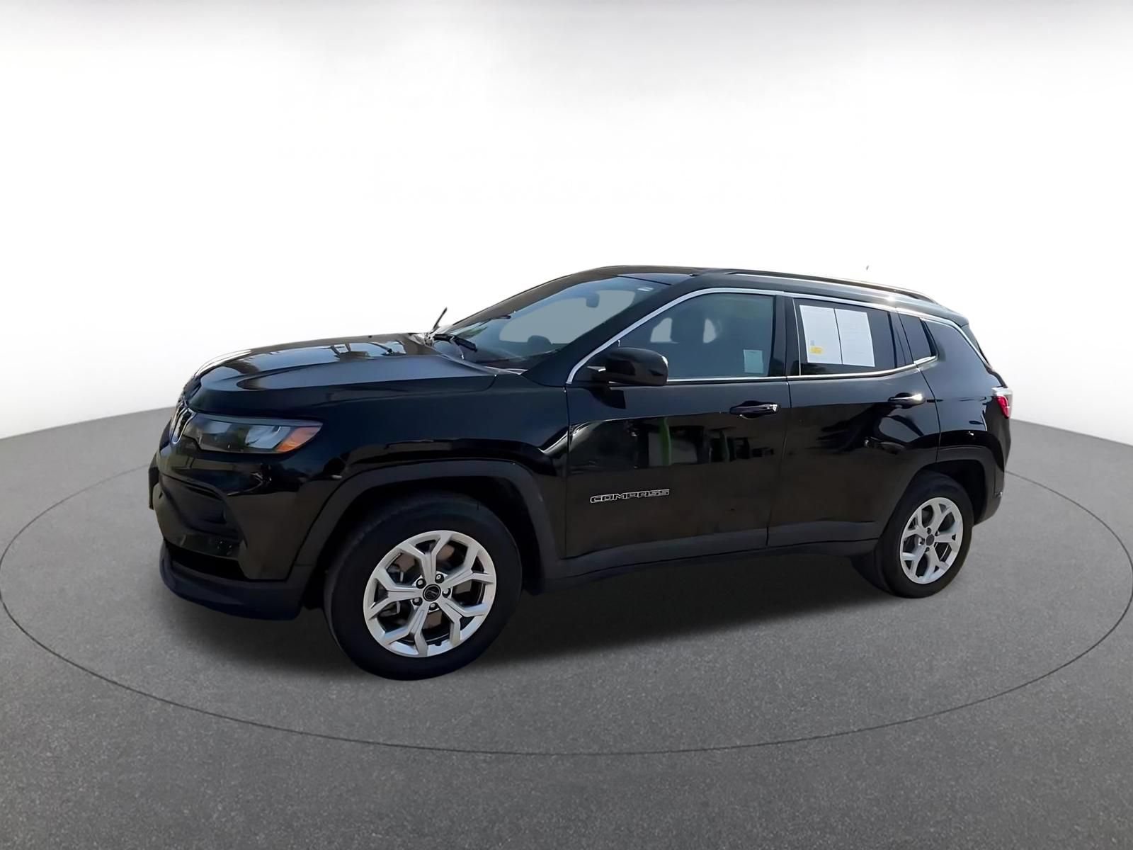 Used 2025 Jeep Compass Latitude AWD/4WD image 8