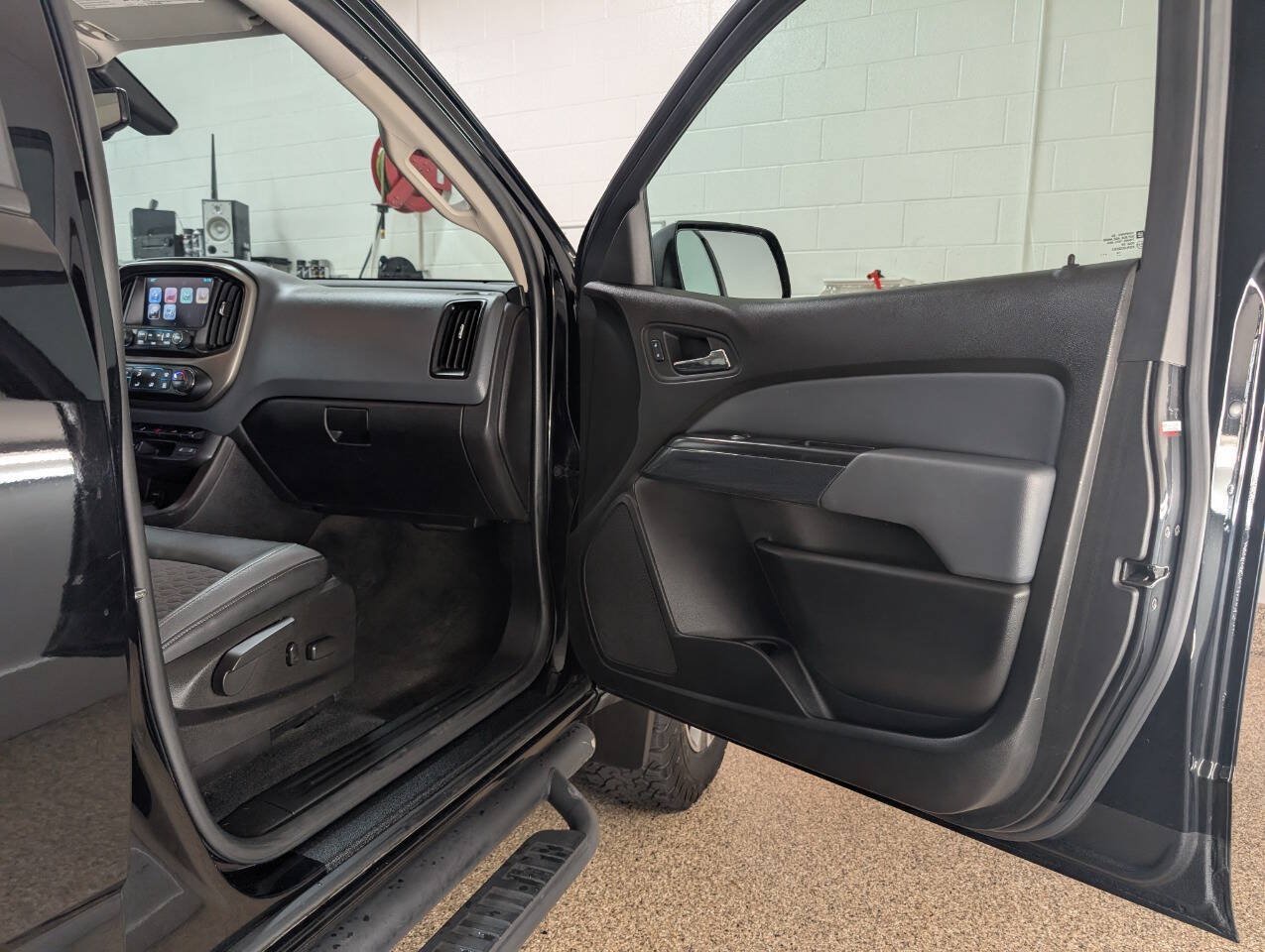 Used 2015 Chevrolet Colorado Z71 AWD/4WD image 17