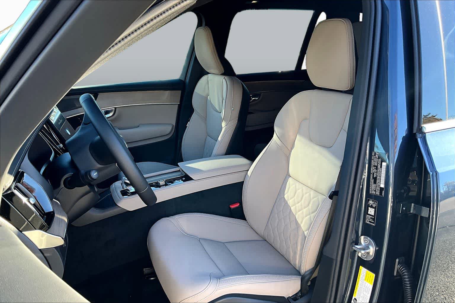 New 2026 Volvo XC90 B6 Plus w/ Protection Package Premier AWD/4WD image 13