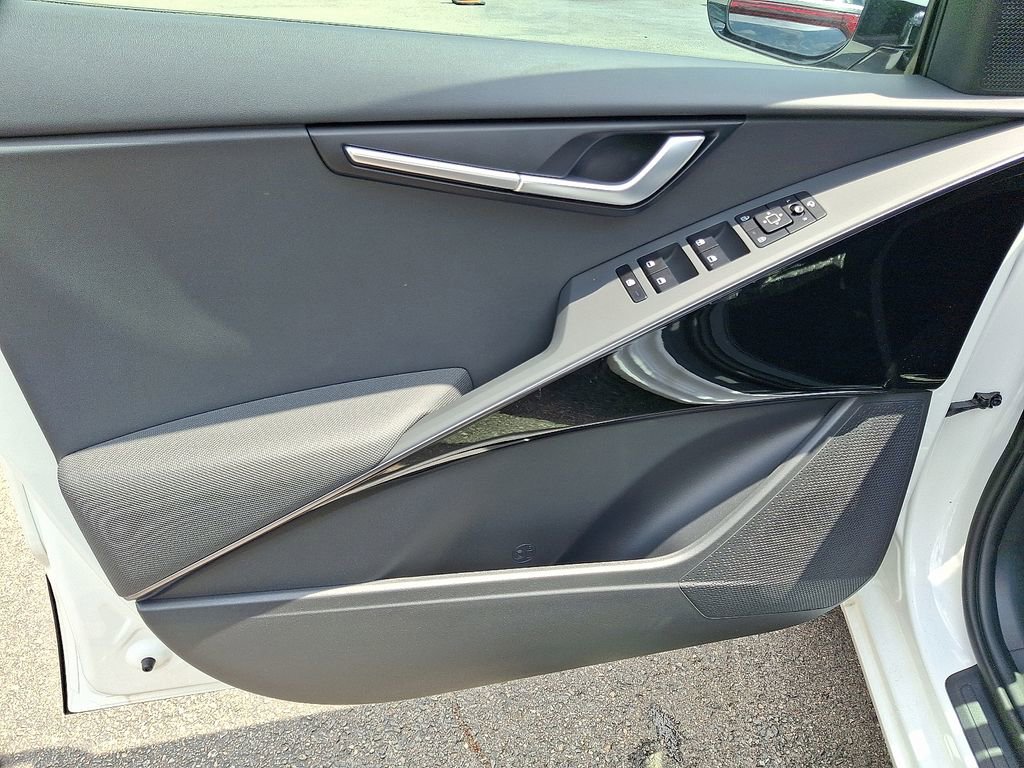 New 2025 Kia Niro EX Touring image 12