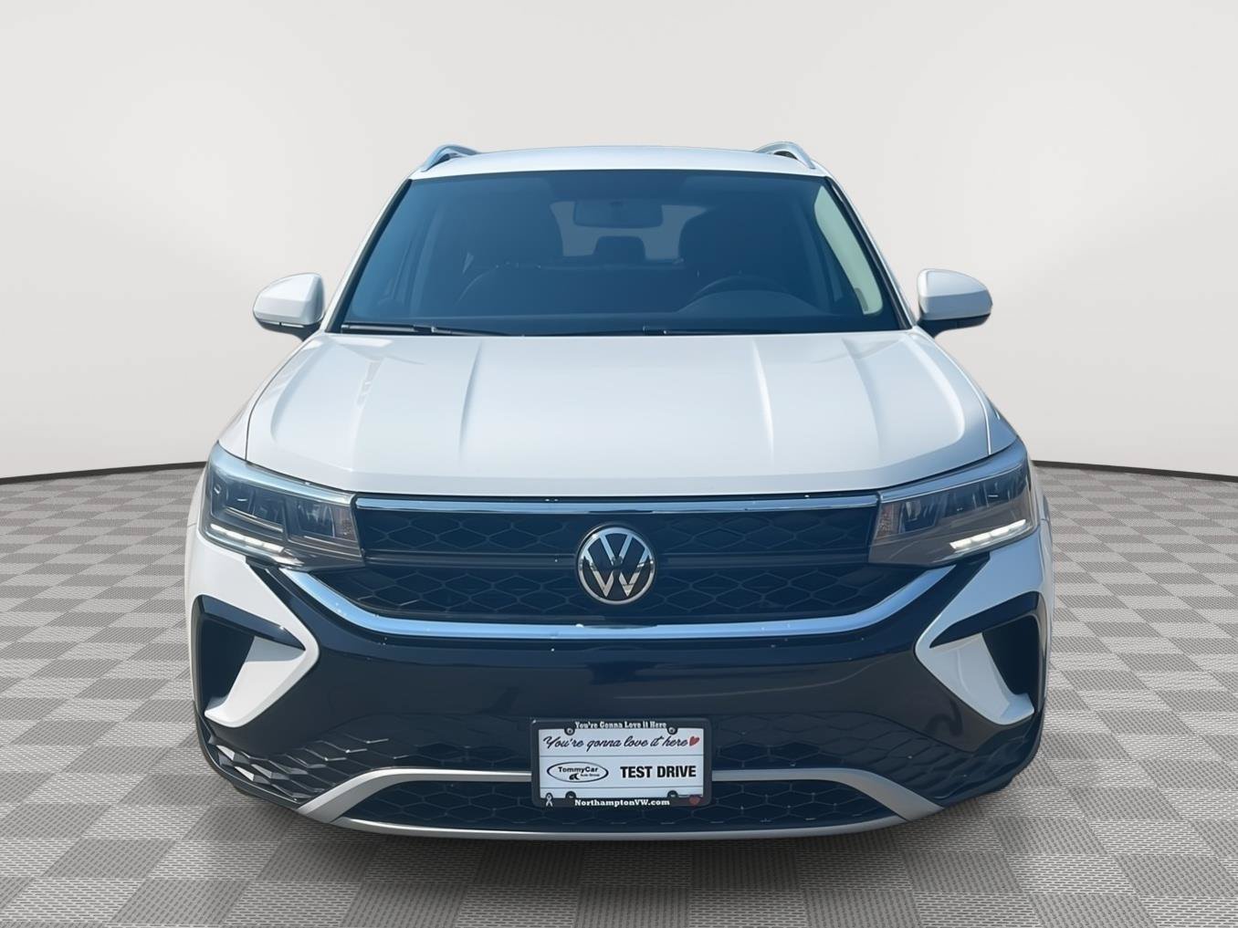 Used 2022 Volkswagen Taos SE FWD image 2