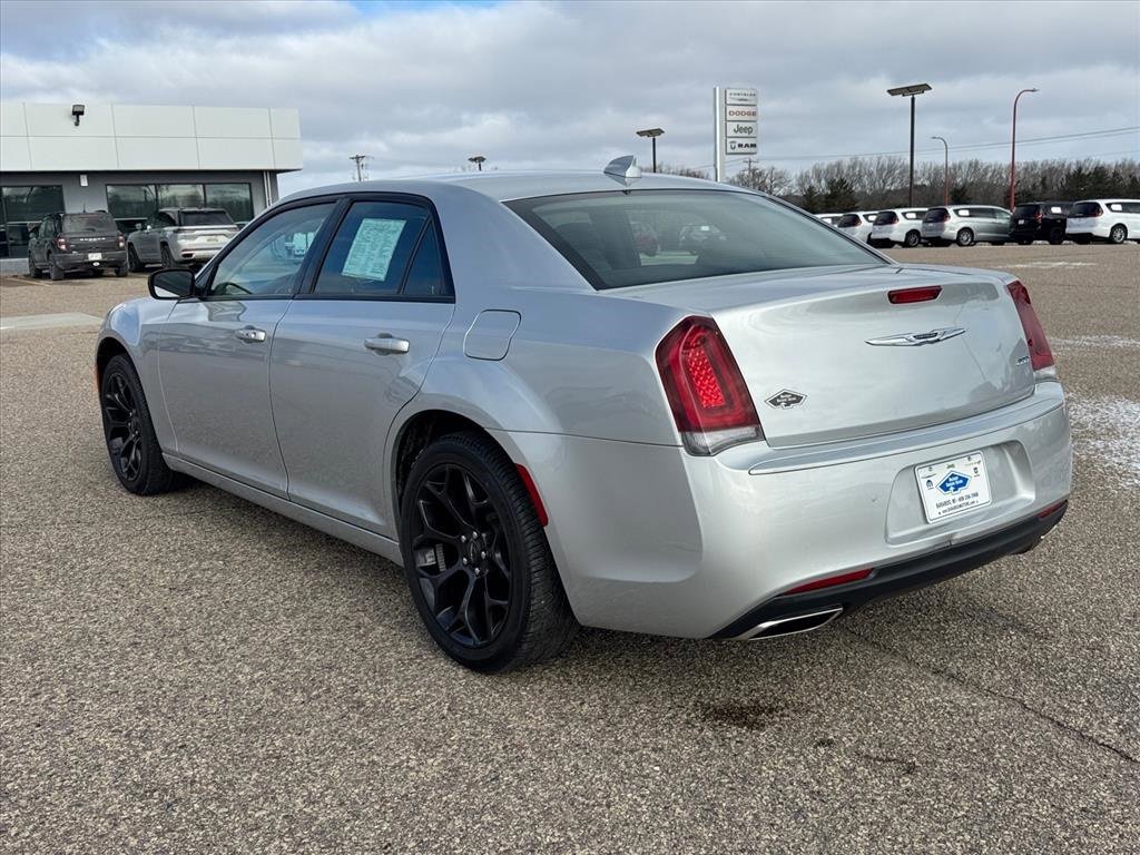 Used 2019 Chrysler 300 Touring w/ Sport Appearance Package image 4
