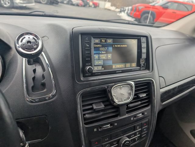 Used 2016 Chrysler Town & Country Touring-L w/ Driver Convenience Group image 18