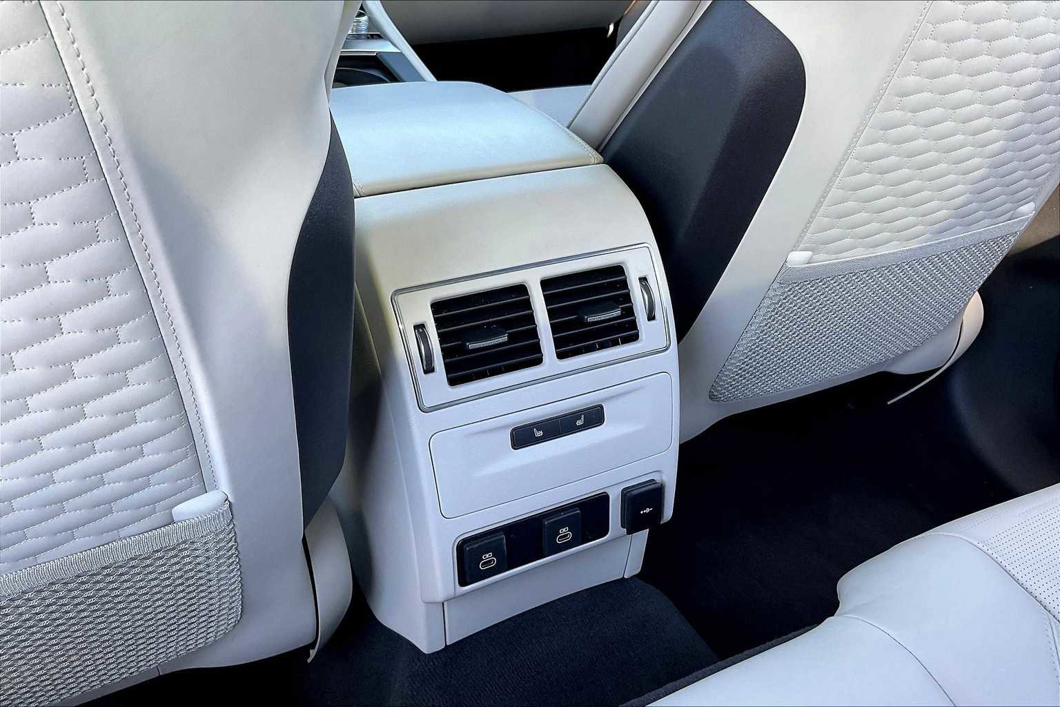 Used 2024 Jaguar F-PACE SVR image 37