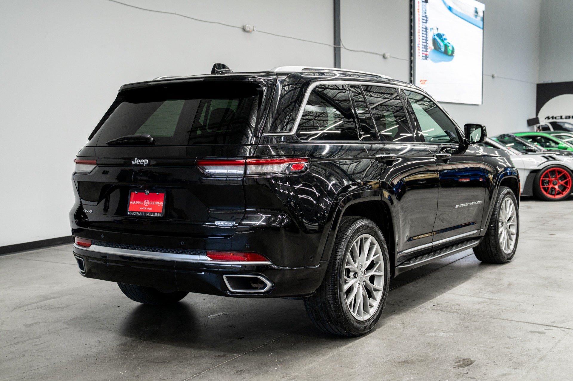 Used 2023 Jeep Grand Cherokee Summit AWD/4WD image 8