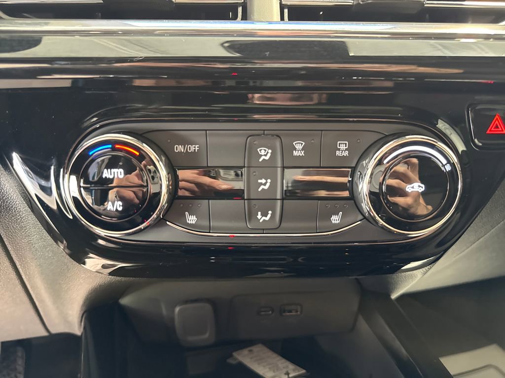 New 2026 Chevrolet Trax RS w/ Sunroof Package FWD image 17