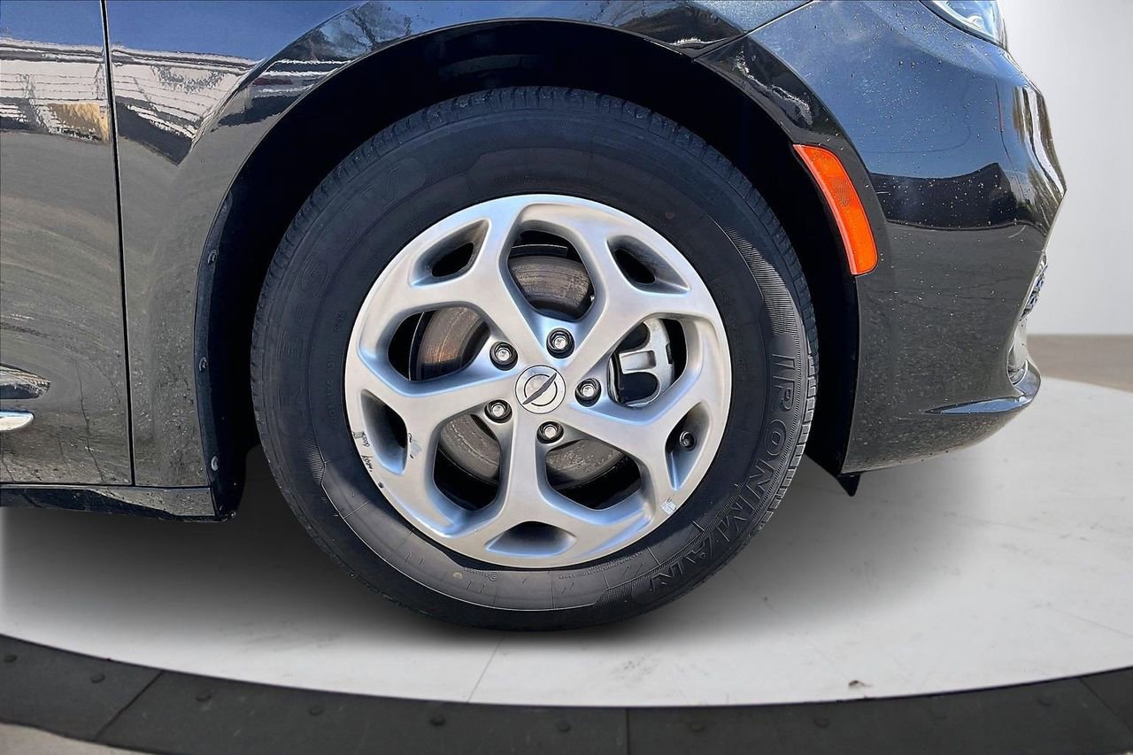 Used 2023 Chrysler Pacifica Limited image 37