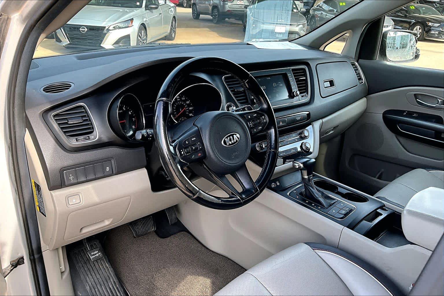 Used 2017 Kia Sedona LX w/ LX Essentials Premium Package image 16