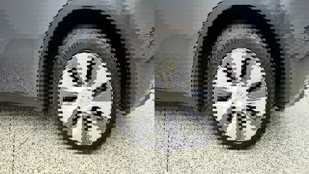 Used 2023 Tesla Model Y Long Range image 9