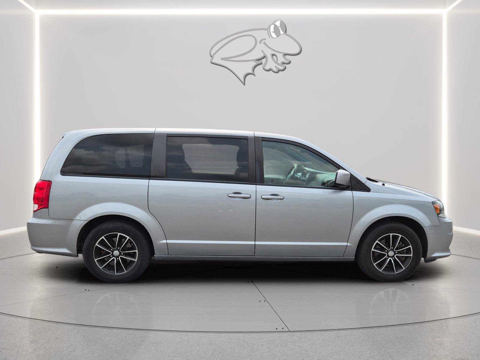 Used 2019 Dodge Grand Caravan SXT w/ Blacktop Package FWD image 4