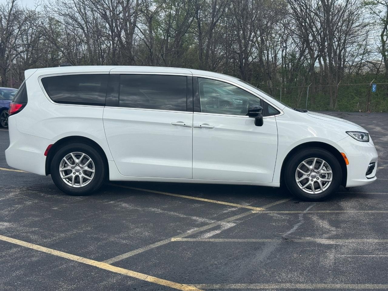 Used 2024 Chrysler Pacifica Touring-L image 5