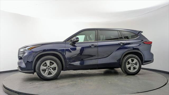 Used 2023 Toyota Highlander LE FWD image 3