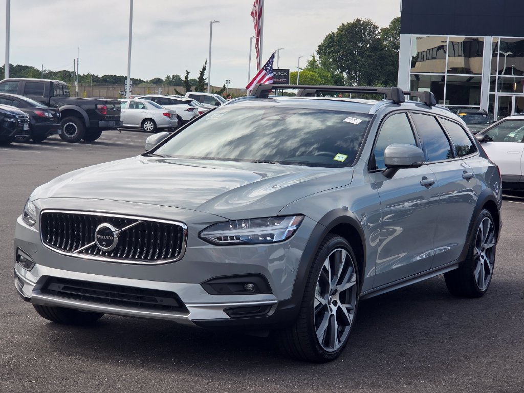 Used 2025 Volvo V90 B6 Cross Country Ultra AWD/4WD image 7