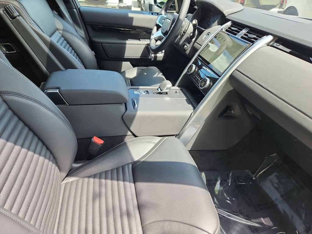 Certified 2025 Land Rover Discovery S image 3