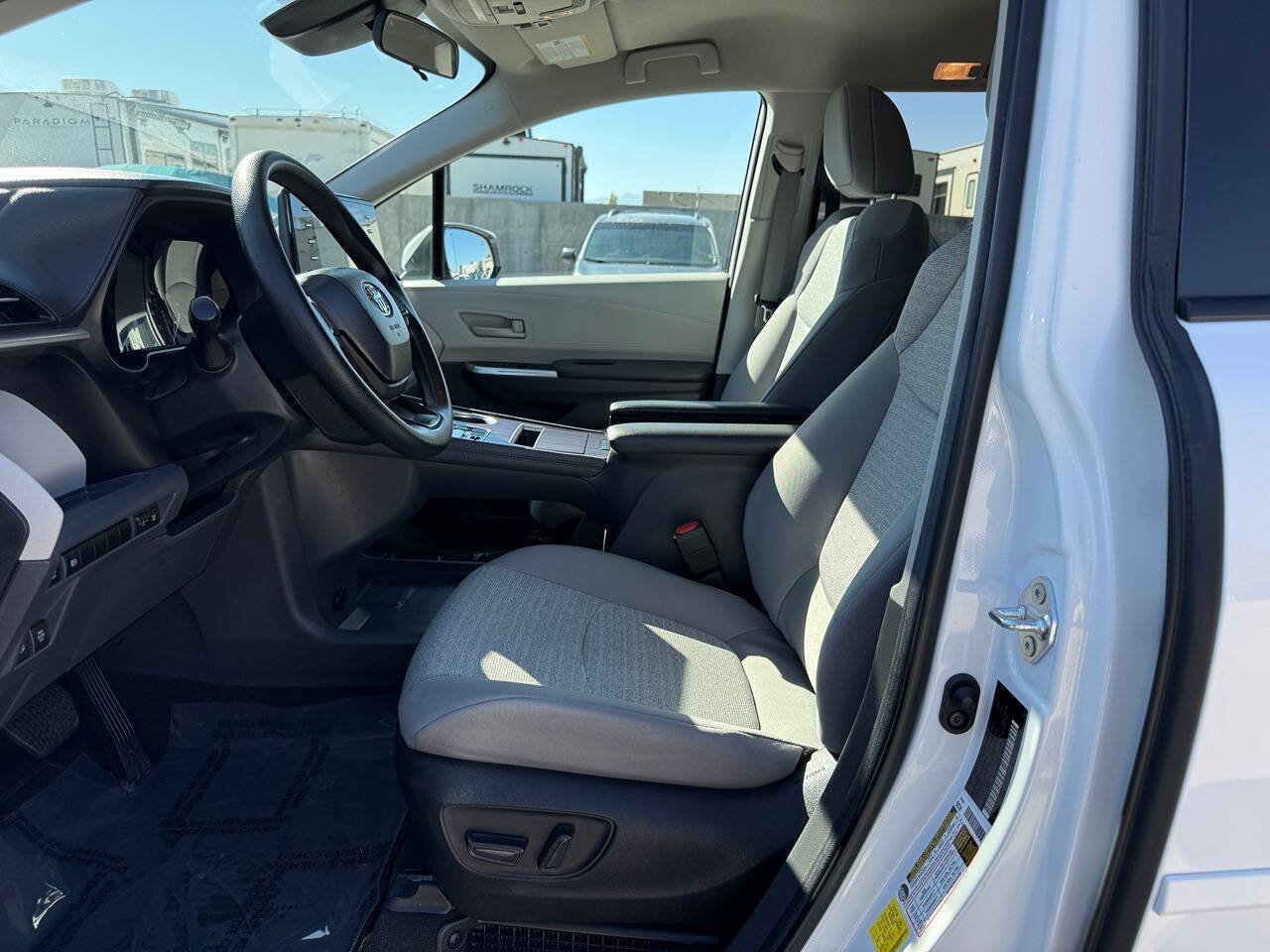 Used 2024 Toyota Sienna LE AWD/4WD image 16