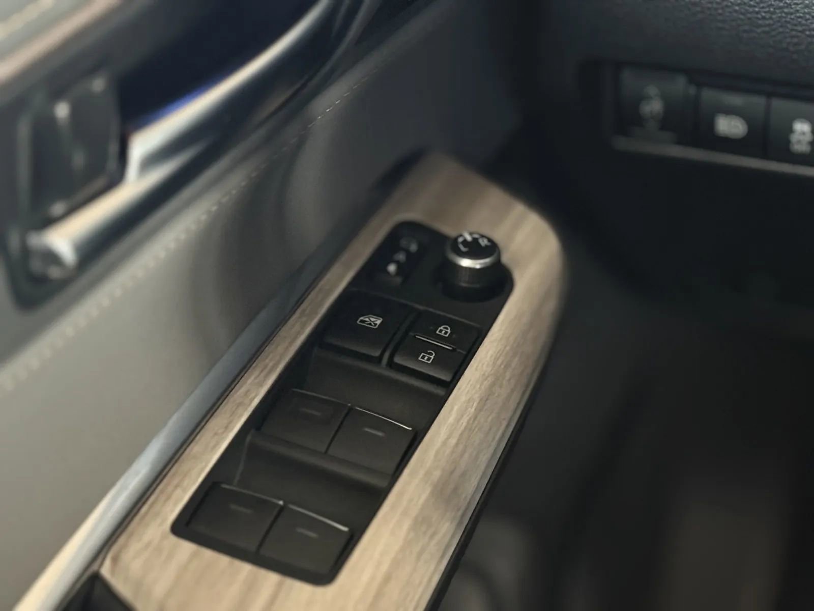 Used 2021 Toyota Venza Limited w/ Advanced Technology Package image 25