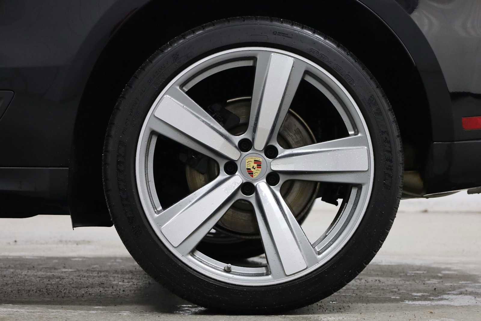 Certified 2024 Porsche Macan AWD/4WD image 39