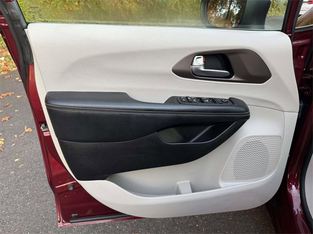 Used 2021 Chrysler Voyager Lxi image 8