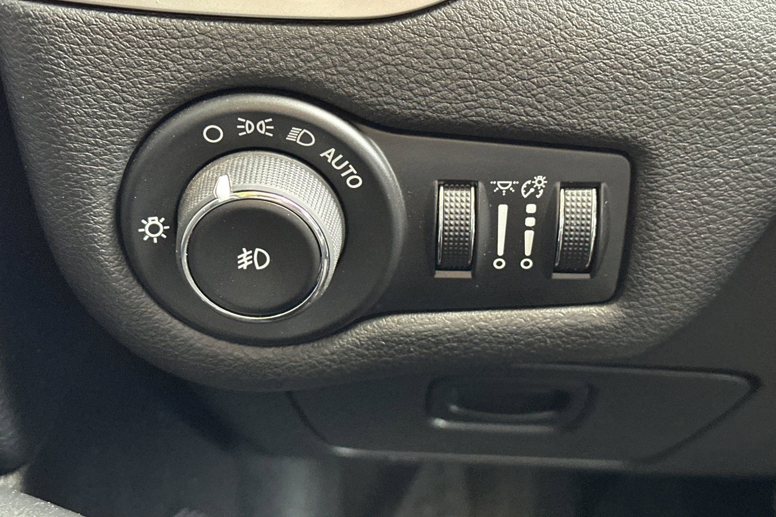 Used 2015 Jeep Cherokee Trailhawk AWD/4WD image 29
