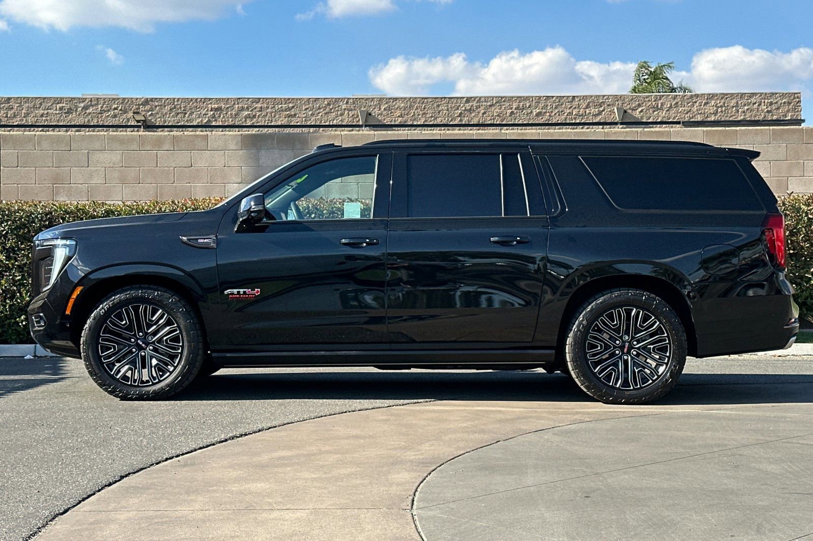 Certified 2025 GMC Yukon XL AT4 Ultimate AWD/4WD image 7