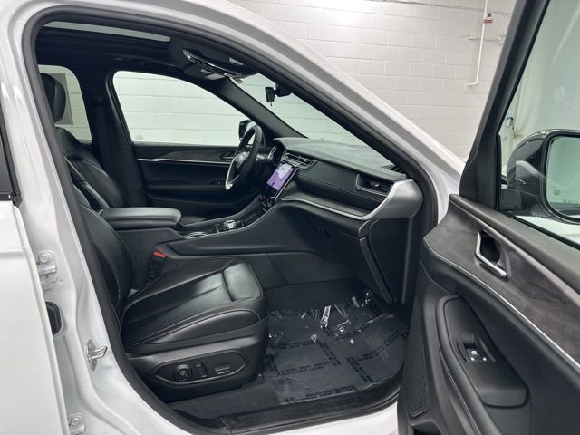 Used 2025 Jeep Grand Cherokee Limited w/ Black Appearance Package image 25