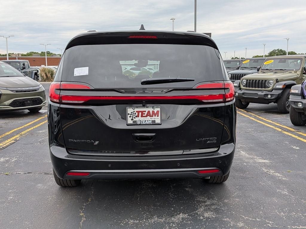 New 2027 Chrysler Pacifica Limited AWD/4WD image 4