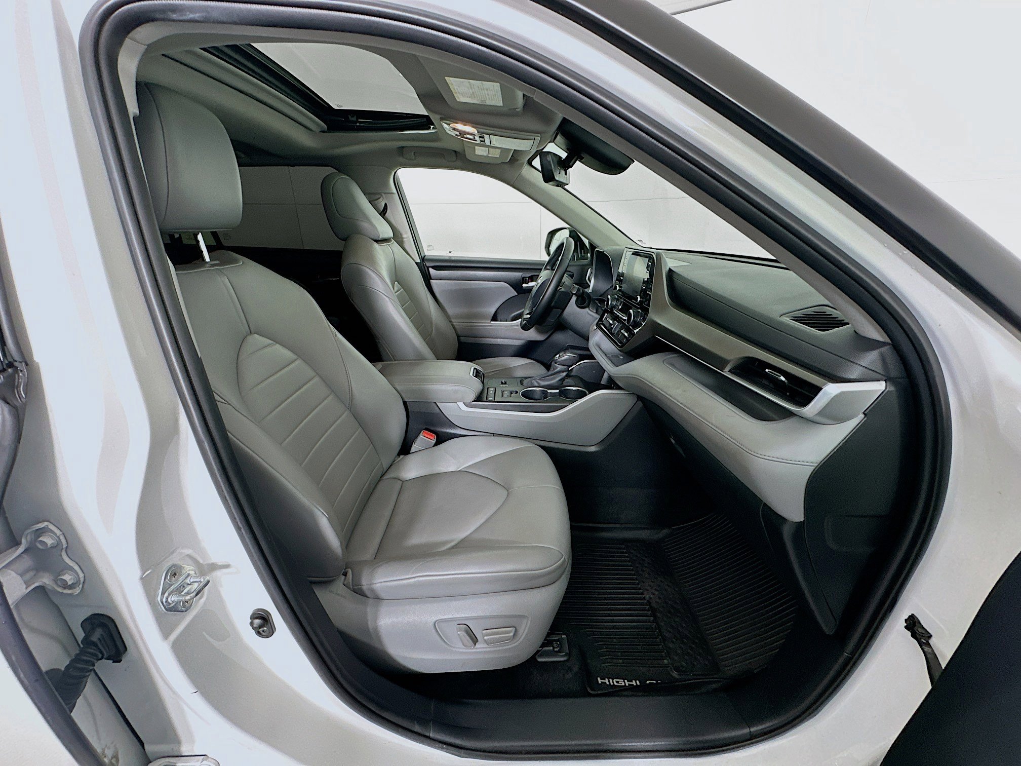 Used 2020 Toyota Highlander XLE image 35