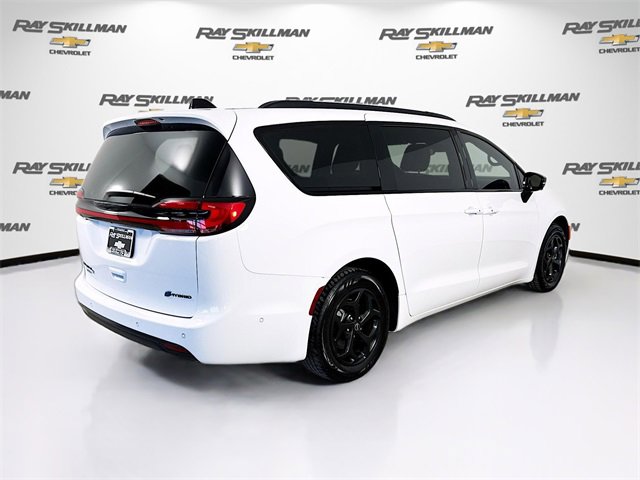 Used 2025 Chrysler Pacifica Premium image 7