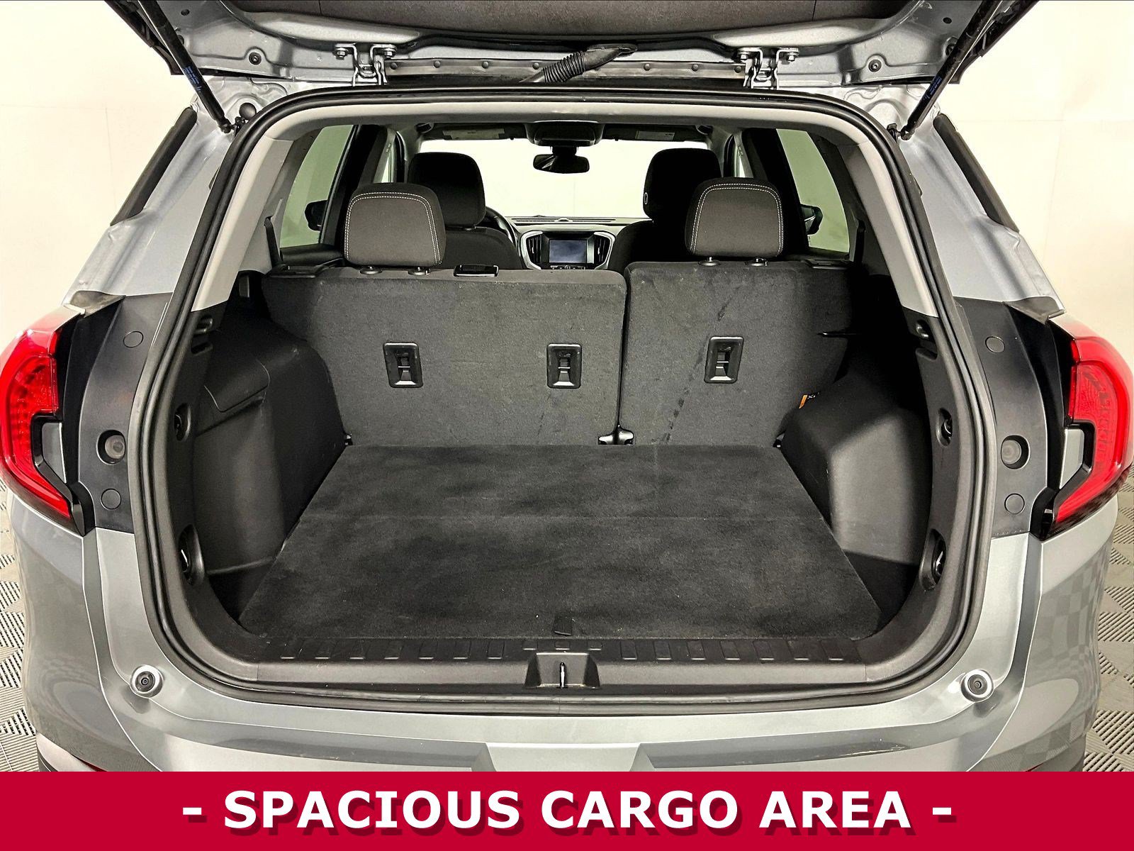 Used 2024 GMC Terrain SLE FWD image 35