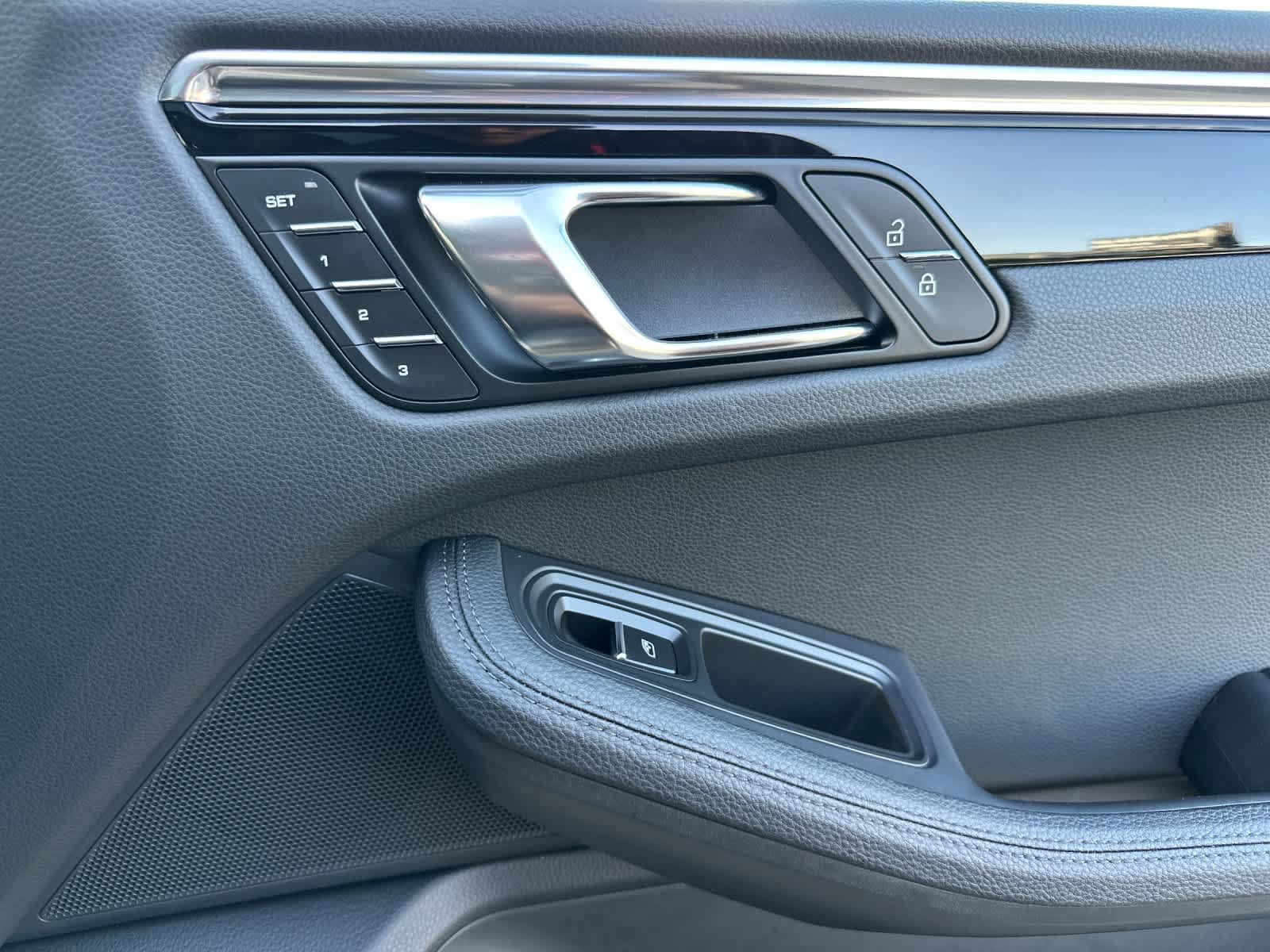Certified 2025 Porsche Macan AWD/4WD image 19