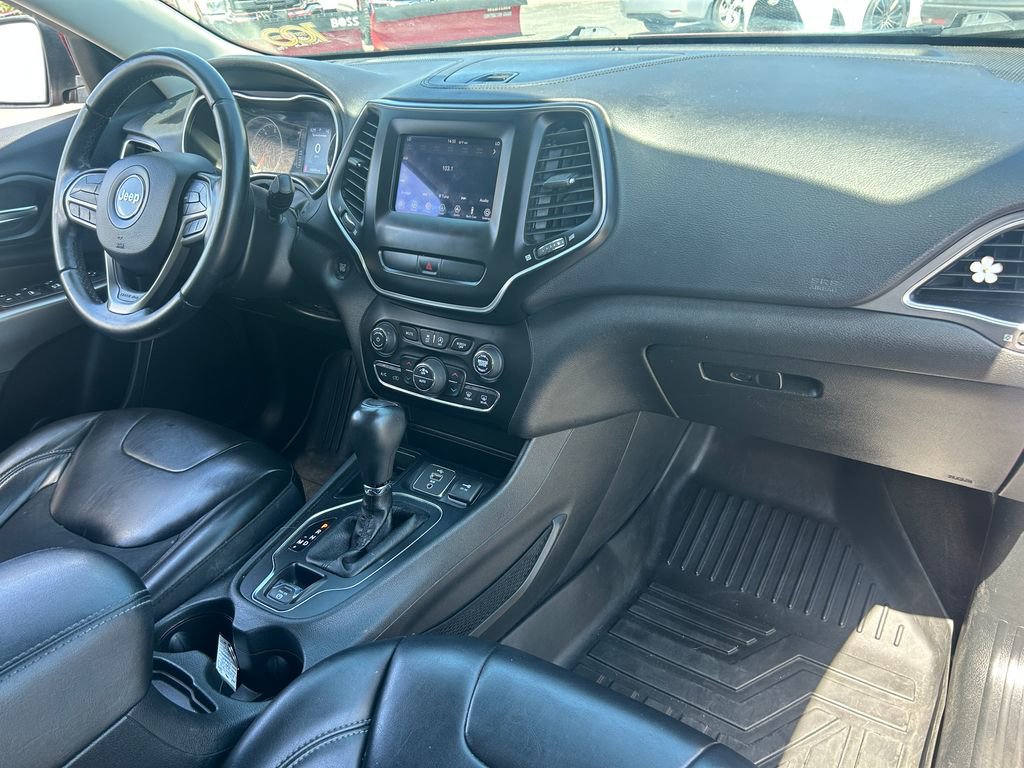 Used 2019 Jeep Cherokee Latitude Plus w/ Comfort/Convenience Group FWD image 33