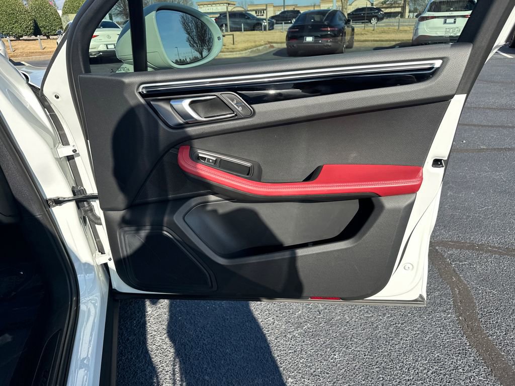 Used 2022 Porsche Macan Base image 14