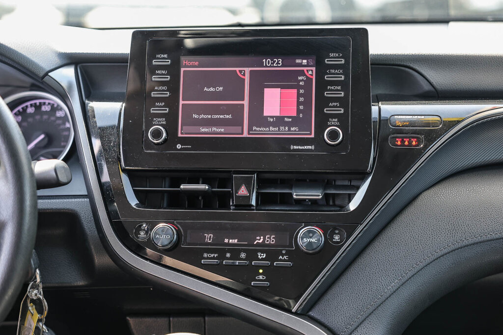 Certified 2022 Toyota Camry LE FWD image 3