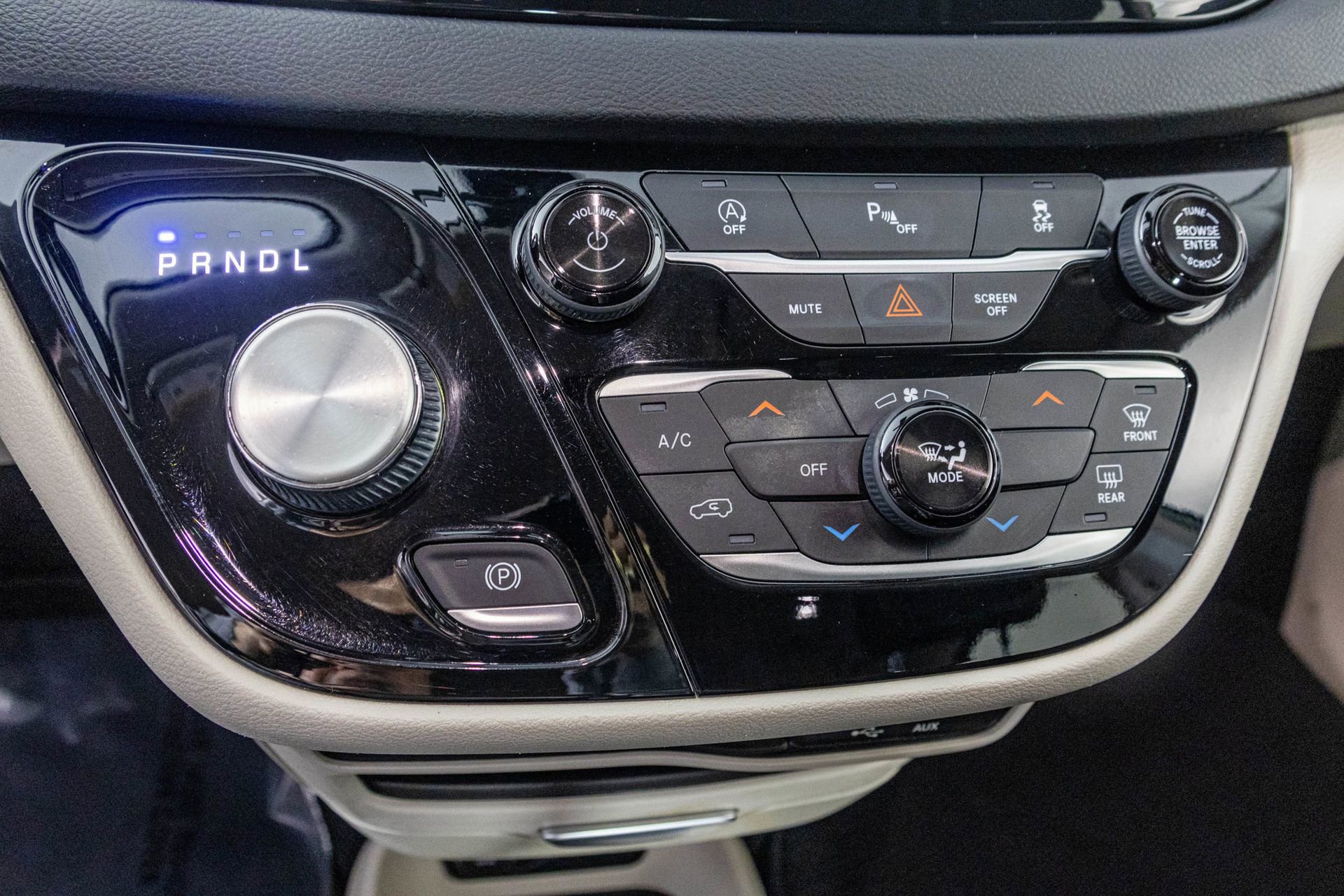 Used 2020 Chrysler Voyager LX FWD image 25
