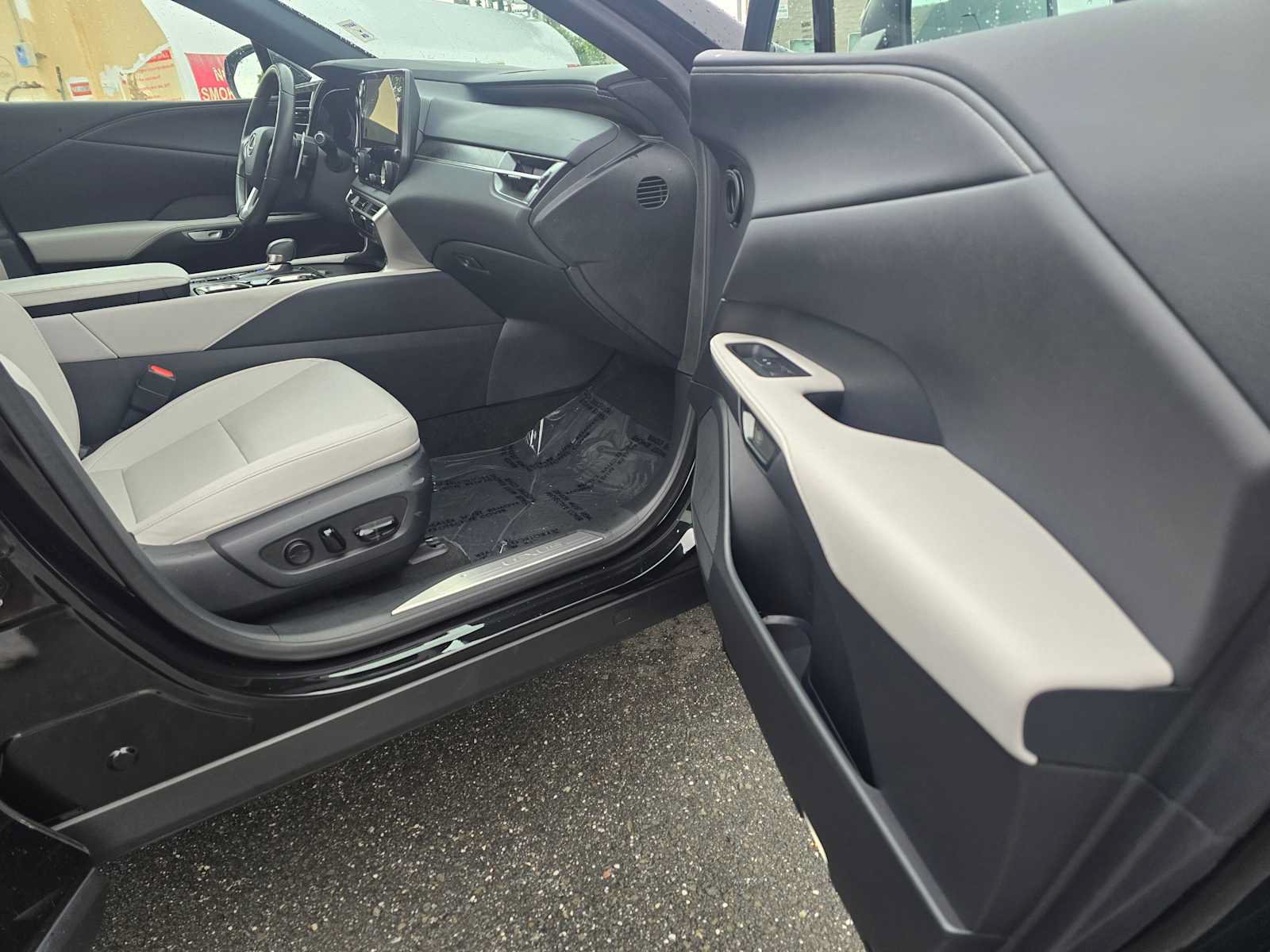 Used 2023 Lexus RX 350 Premium w/ Accessory Package AWD/4WD image 10