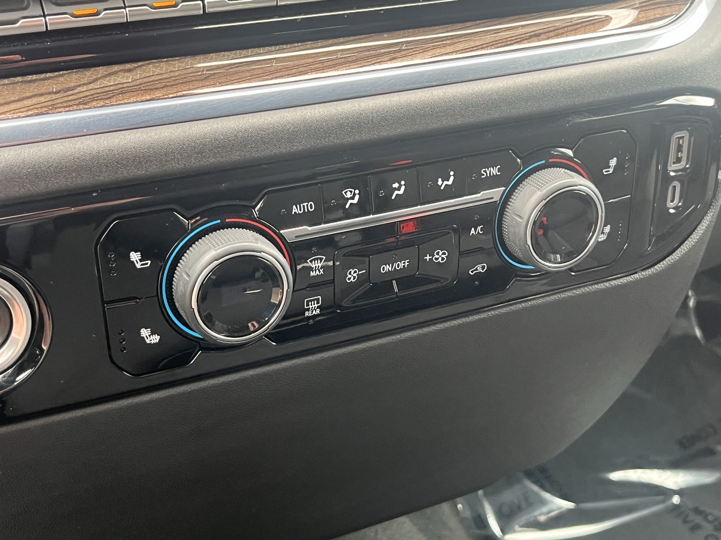 Used 2024 Chevrolet Silverado 1500 LT AWD/4WD image 23