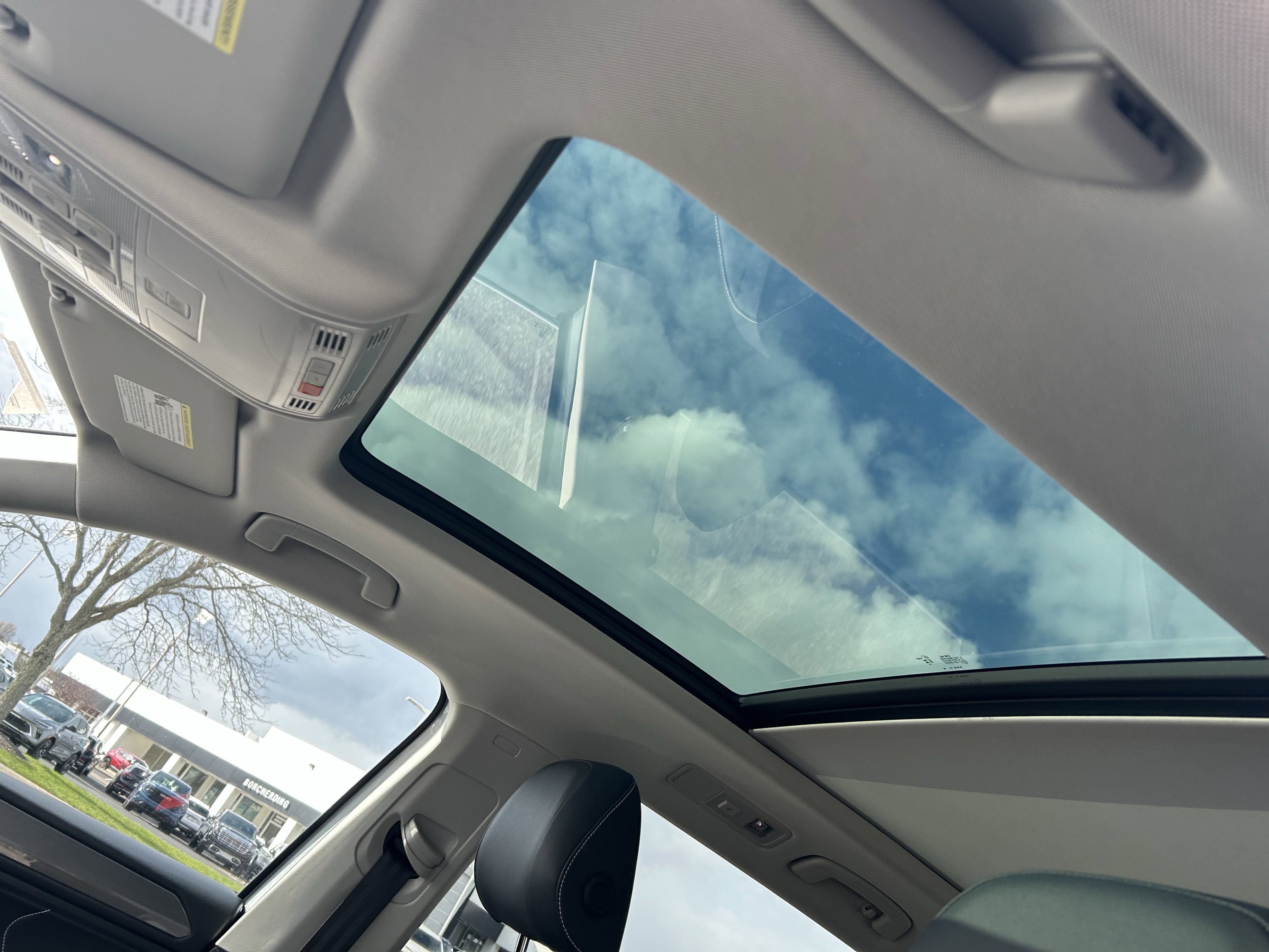 Certified 2024 Volkswagen Tiguan SE w/ Panoramic Sunroof Package image 23