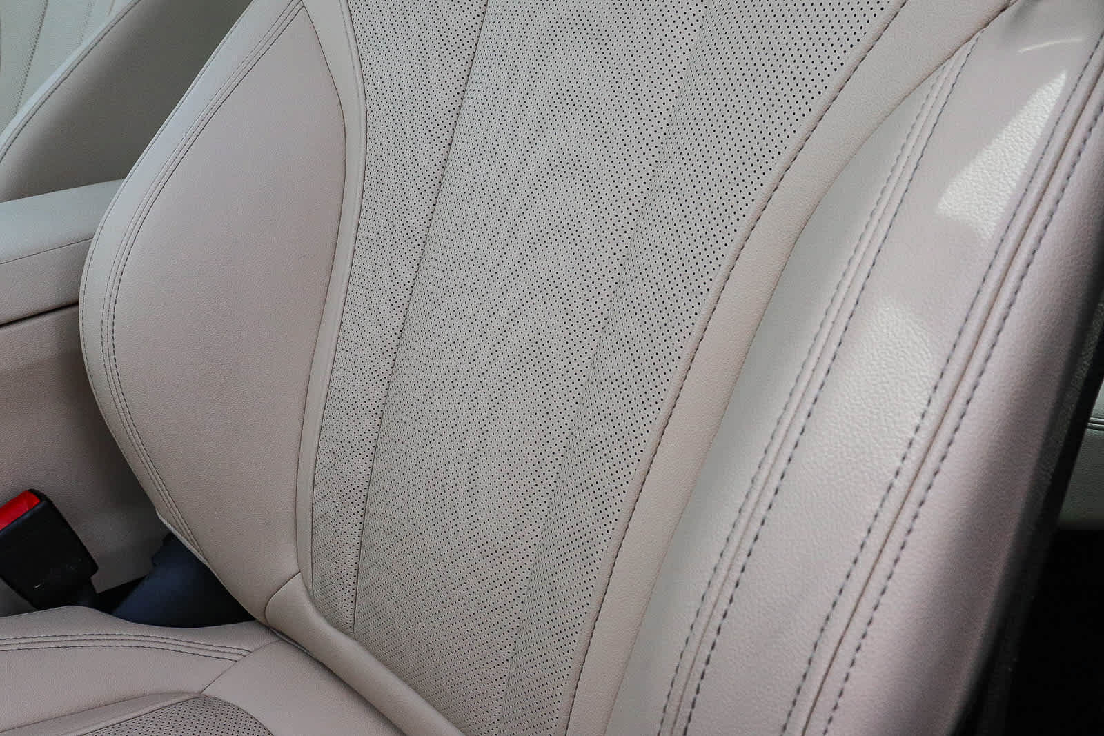 Used 2024 BMW 330e w/ Premium Package RWD image 29