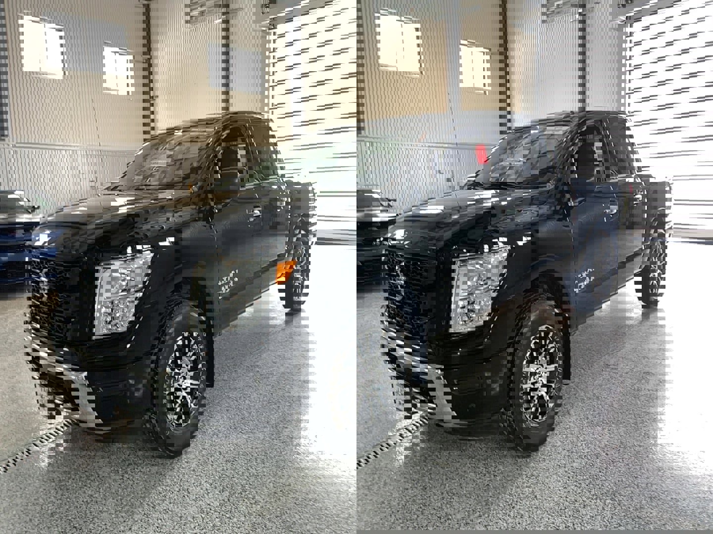 Used 2021 Nissan Titan SV w/ SV Convenience Package image 3