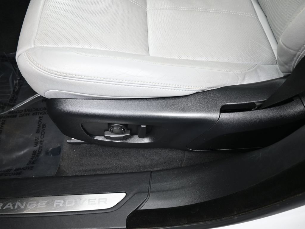 Used 2025 Land Rover Range Rover Velar Dynamic SE image 16