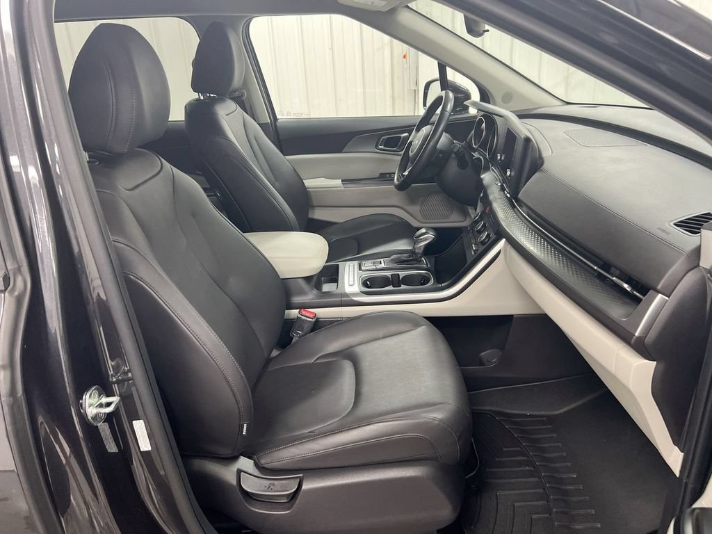 Used 2023 Kia Carnival LX FWD image 21