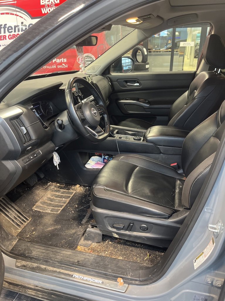 Used 2023 Nissan Pathfinder SL w/ SL Premium Package image 3