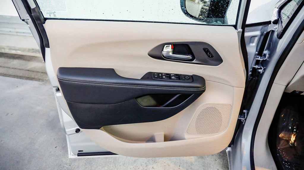 Certified 2024 Chrysler Pacifica Touring-L image 25