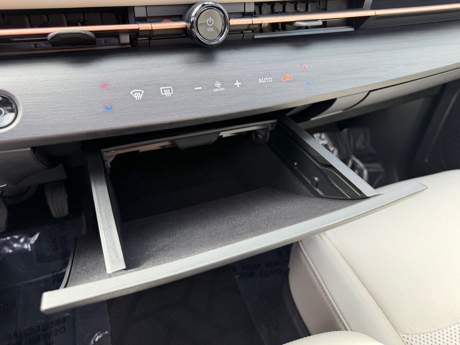 Used 2024 Nissan Ariya AWD image 28