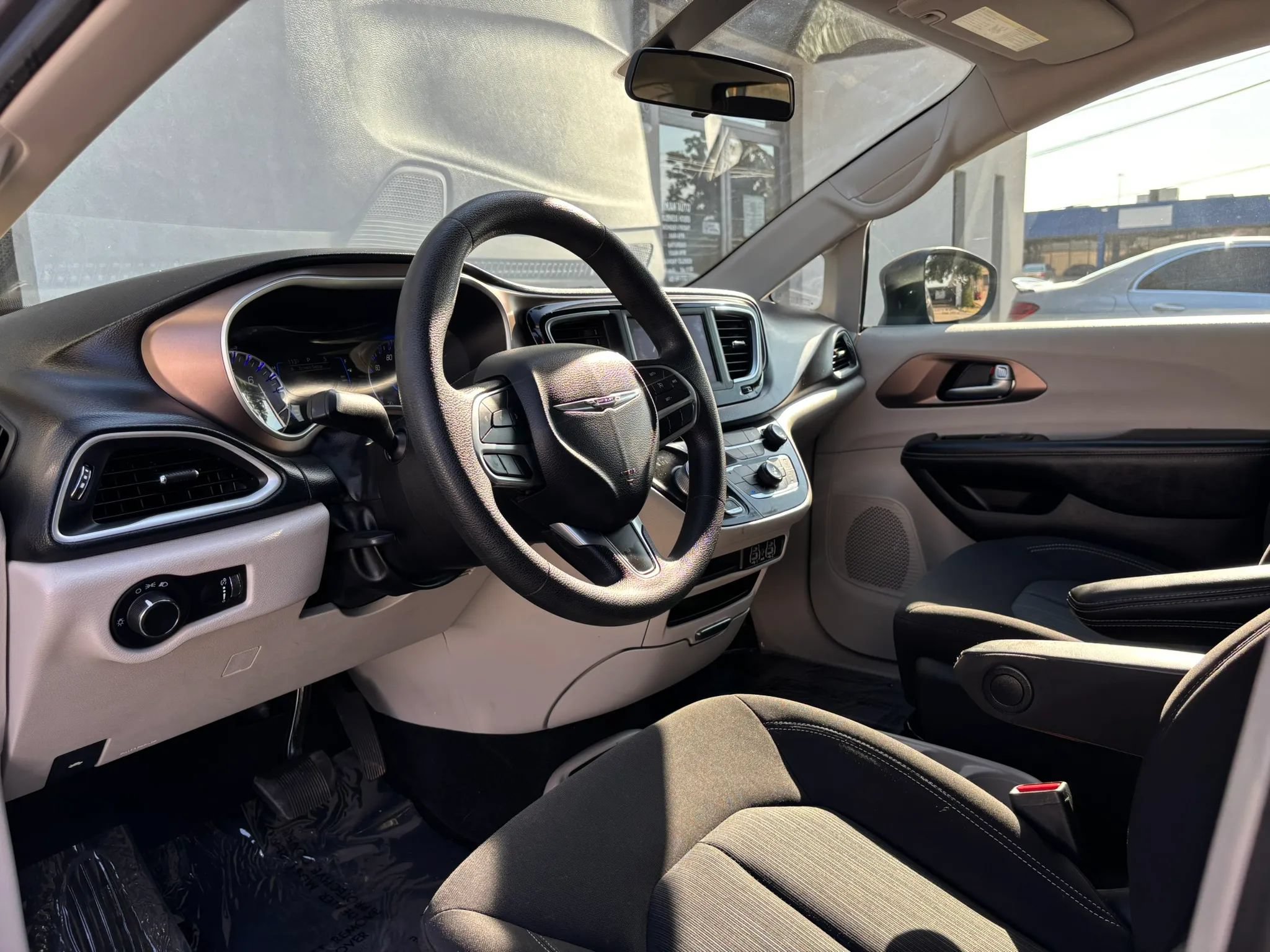Used 2021 Chrysler Voyager L FWD image 10